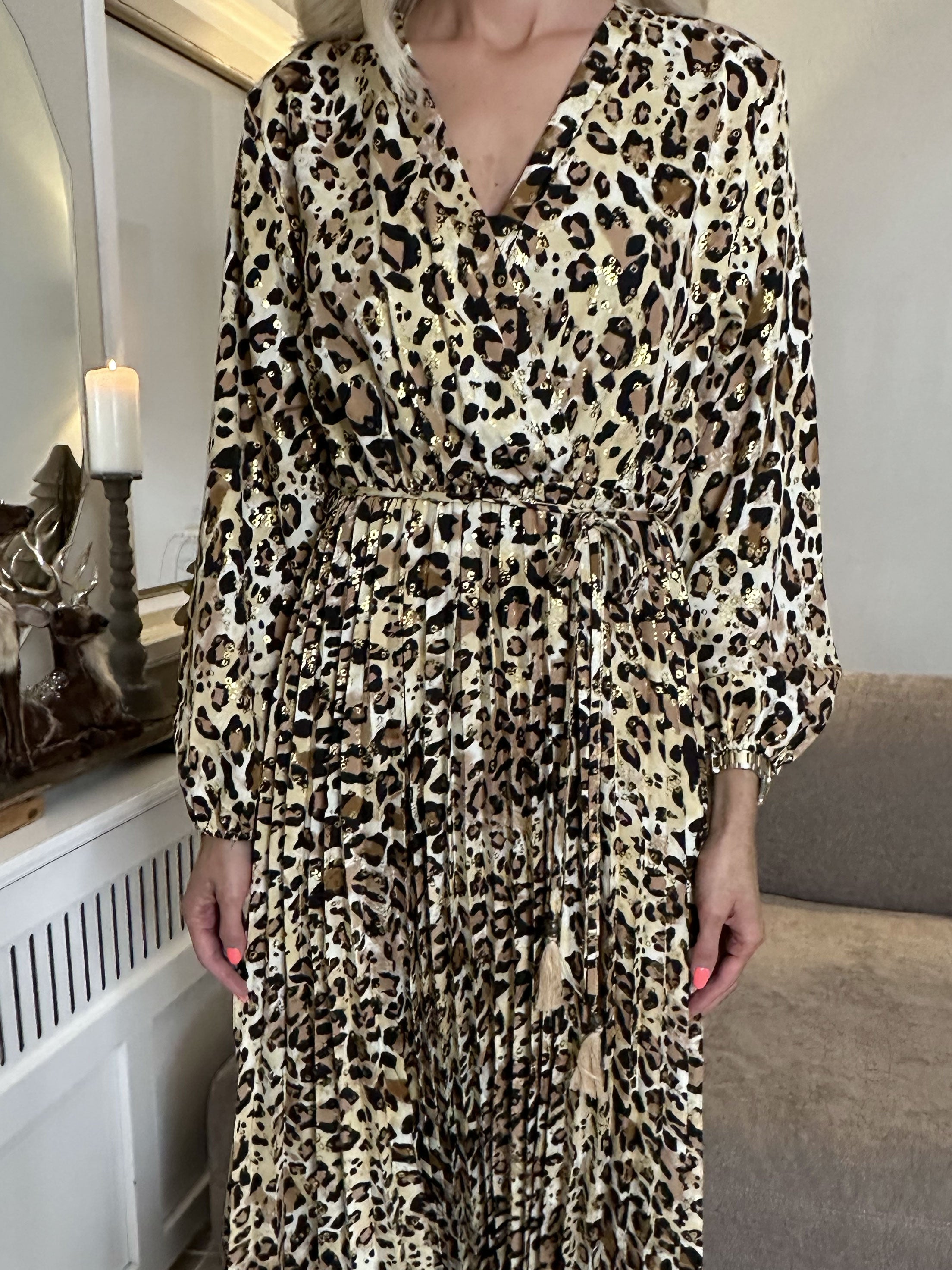 Anne - Lång vacker leopardklänning med veck